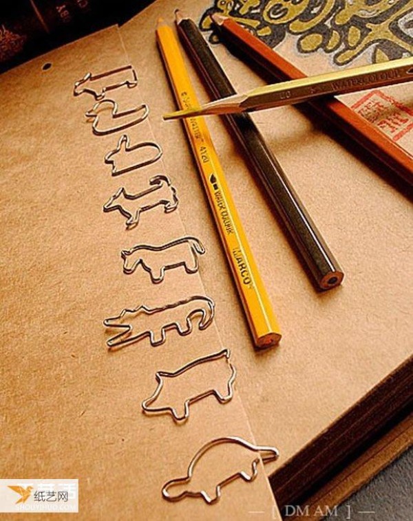 A very simple and cute tutorial on how to make paper clips by hand