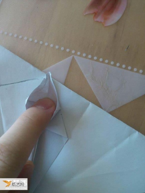 Step-by-step illustration of how to use origami to fold a cute grand piano