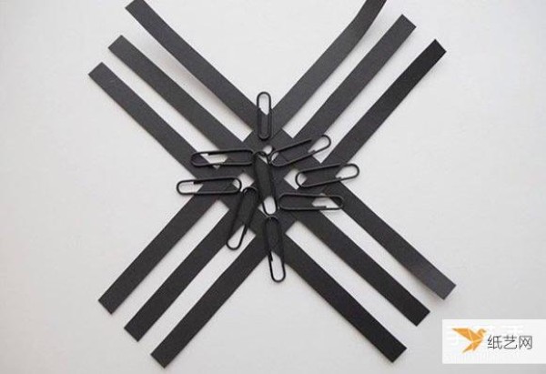 Illustrated tutorial on how to fold three-dimensional snowflakes using paper strips