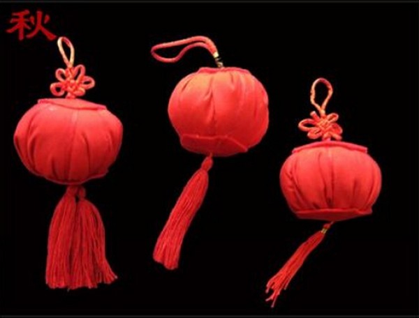 Illustrated tutorial on how to make a fabric red lantern by hand