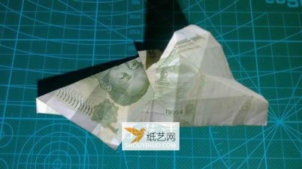 Illustration of how to fold a hexagonal badge using one-yuan banknotes