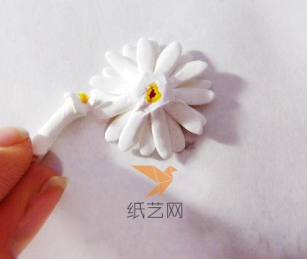 A fresh tutorial on how to make a daisy ring from clay