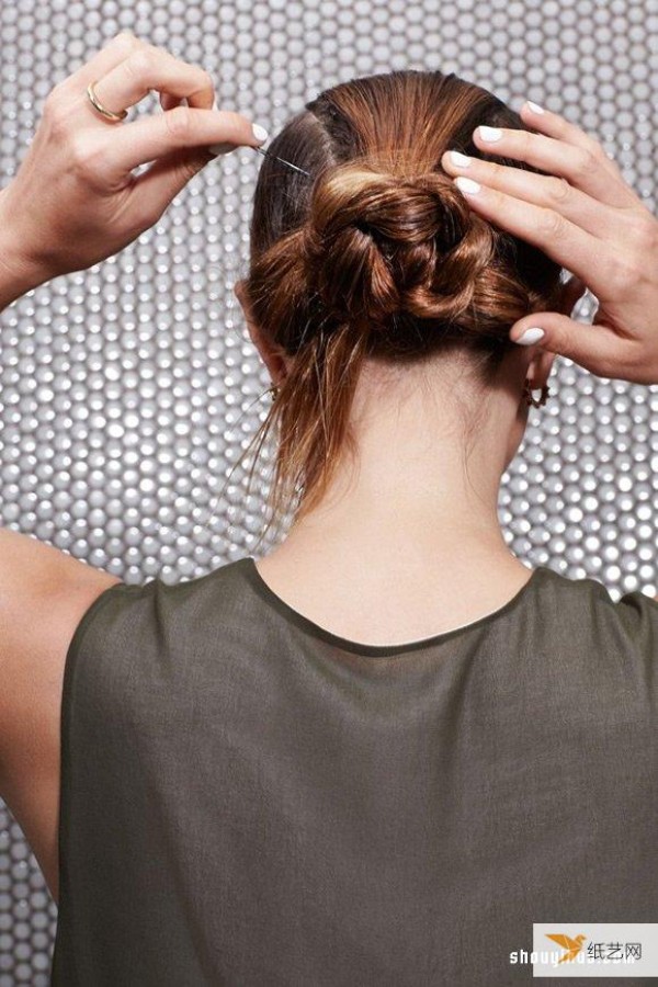 Create 4 simple and stylish wet hair styles using just water and mousse