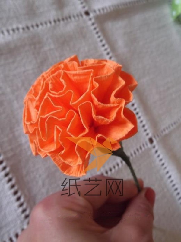 Tutorial on how to make beautiful crepe paper artificial flowers, paper art flowers, artificial carnations and Mother’s Day gifts.