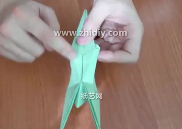 Origami video hand-making tutorial of three-dimensional origami angel