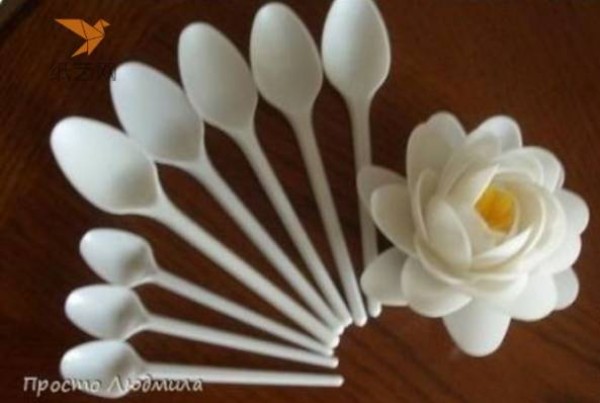 Tutorial on turning waste into treasure. Tutorial on how to transform disposable plastic spoons into Qingyuan Yiyuan Guangyu’s creative production.