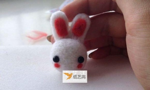 Simple illustrated tutorial for making a bunny using wool felt