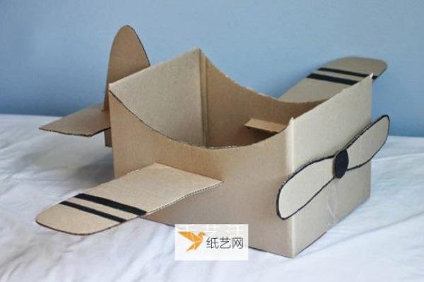 How to make full use of waste paper boxes to make airplanes