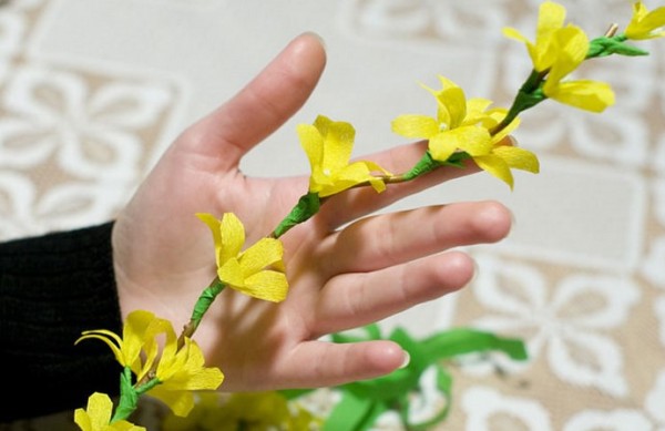 Tutorial on how to make forsythia flower handmade crepe paper flowers