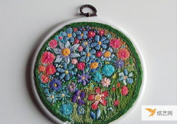 Pictures of hand-embroidered embroidery in the embroidery studio that intoxicate people with the blossoming patterns