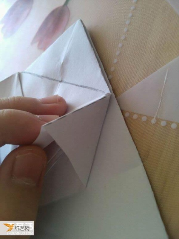 Step-by-step illustration of how to use origami to fold a cute grand piano