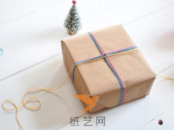 Cute yarn ball gift wrapping and decoration tutorial