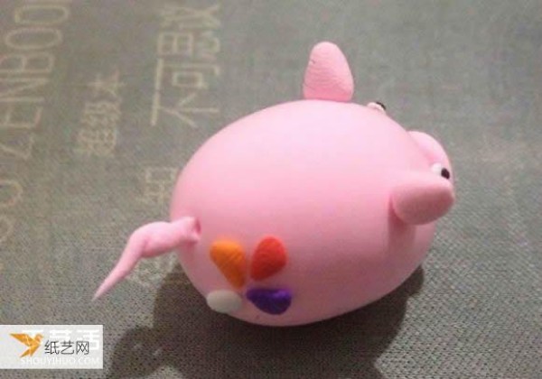 Find some illustrations of how to hand-knead personalized pink pigs from ultra-light clay