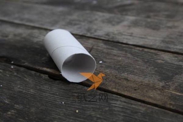 Creative paper art tutorial for making four-leaf clover stamps using waste paper tubes