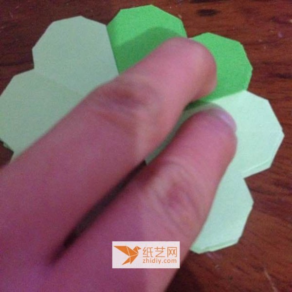 Three-dimensional flower origami greeting card illustration tutorial