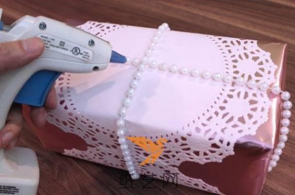 Five unique gift wrapping decoration tutorials