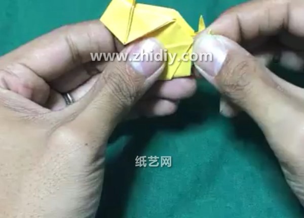 Video tutorial on how to make a three-dimensional origami chicken