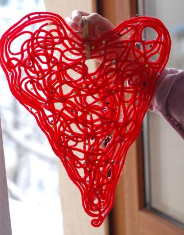 Tutorial on how to make a simple heart-shaped wedding house decoration