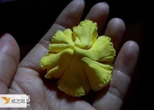 Tutorial on making Mother’s Day carnations using plasticine