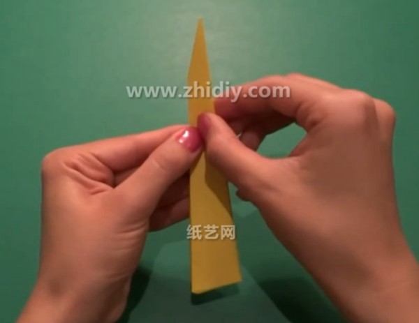 Tutorial on how to make a simple origami giraffe