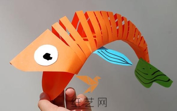 Childrens handicraft tutorial on moving cute paper-cut fish