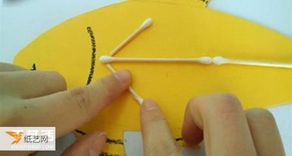 A very simple hand-made method for children to paste fish on cardboard