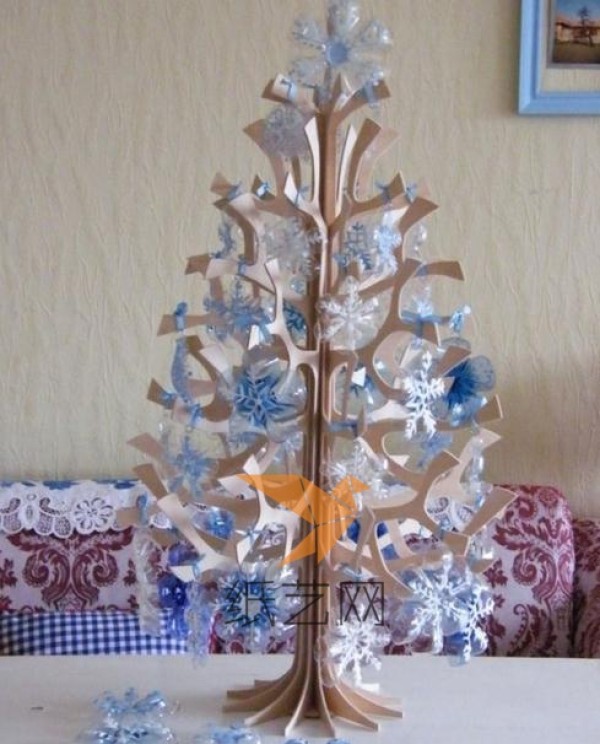 Tutorial on using waste beverage bottles to make snowflake Christmas tree decorations