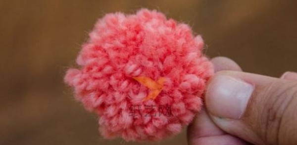 Use a fork to make yarn pom-pom balls