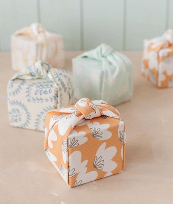 How to pack a gift box with floral cloth