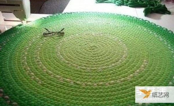 How to use old T-shirts at home to weave a beautiful round rug