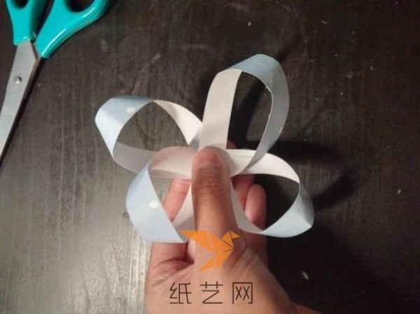 Tutorial on making paper art flowers for teachers day gift wrapping decoration