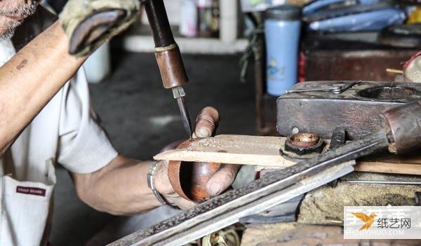 Seeing a century of copper spoon time again. Grandpa Huang Youxin’s copper ice spoon craftsmanship