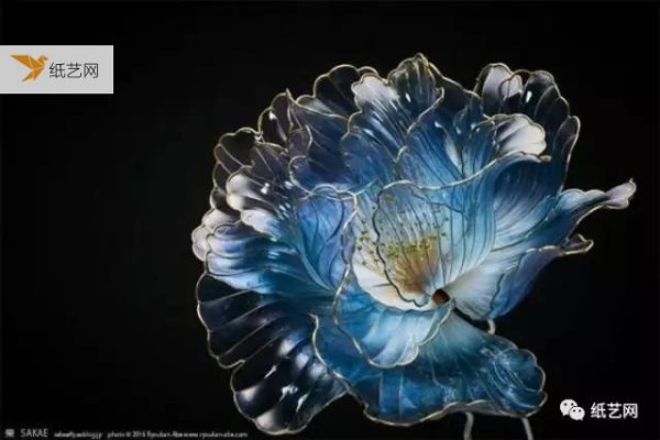 A piece of iron wire and a small box of flower-making liquid can make crystal clear flowers.