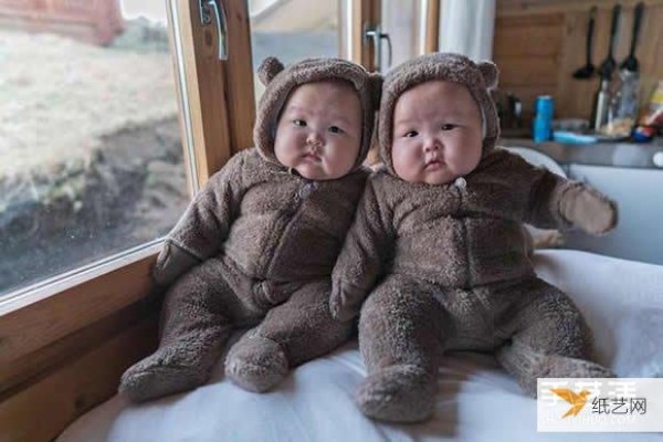 Photography of 8-month-old premature twin sisters of popular celebrities