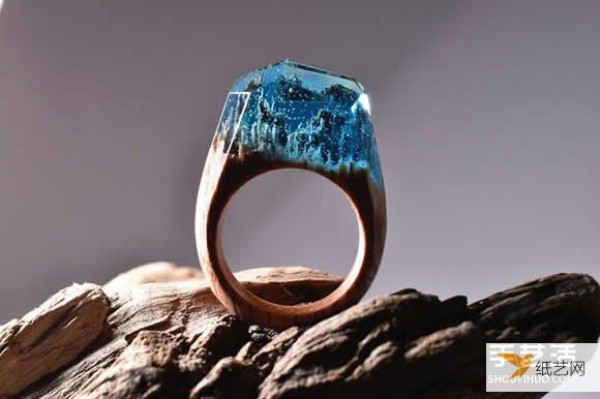 The handmade wooden ring that hides the mysterious and majestic scenery that people can’t look away from