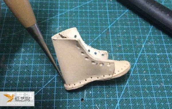 Illustrated tutorial on how to make your own mini leather boots pendant