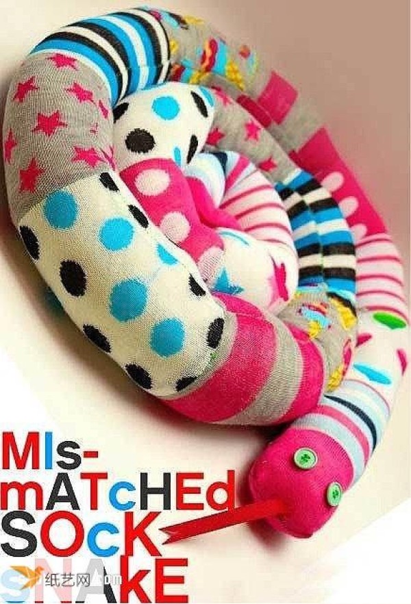 Use old socks to make cute little snake toy dolls for your children.