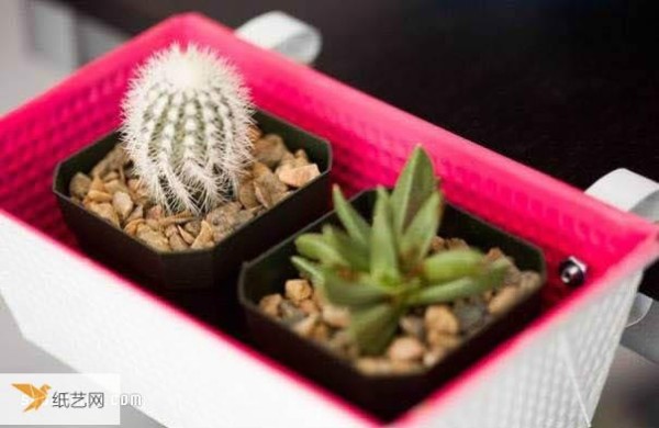 Use waste iron cans and boxes to create personalized tableside flower pots/pen holders/storage racks