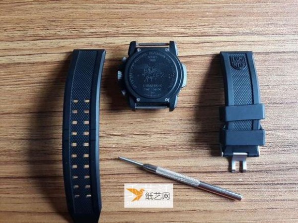 The handmade process of using paracord to weave watch straps