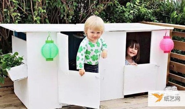 Full of children’s toys, a complete collection of personalized carton waste recycling