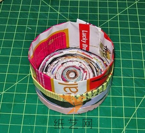 Tutorial on making rolling paper boxes from old magazines