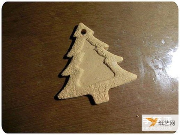 Illustrated tutorial for making personalized Christmas tree sugar cookies using resin clay