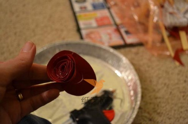 Super simple paper rose heart-shaped Valentine’s Day gift making tutorial