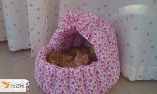 Illustration of how to make a handmade fabric cat nest