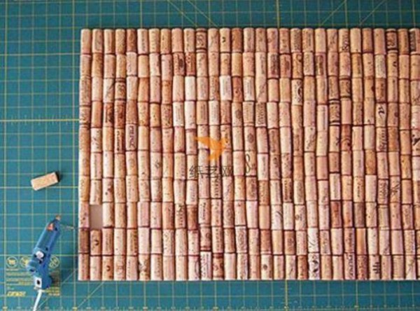 Tutorial on making a retro decorative carpet made from waste bottle stoppers