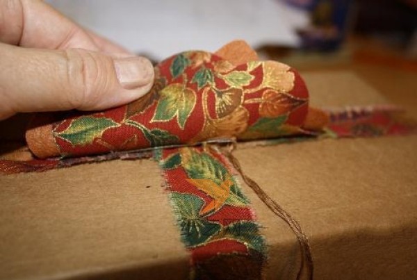 Tutorial on making beautiful decorative flowers for gift wrapping