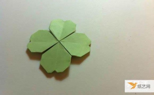 Illustration of how to fold a very creative four-leaf clover using a piece of paper