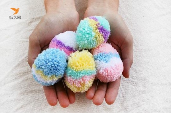 Tutorial on how to make fluffy Easter eggs with yarn balls