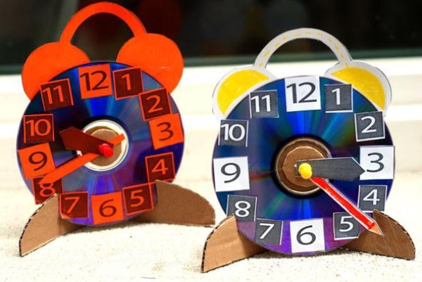 Tutorial on renovating old CDs and hand-making clocks for children