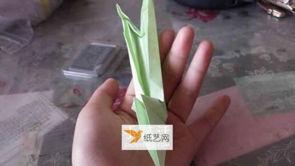 Illustration of how to use origami to fold three-dimensional saplings